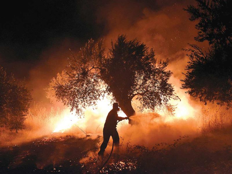 Unos 55 incendios arrasan superficies récord en Grecia