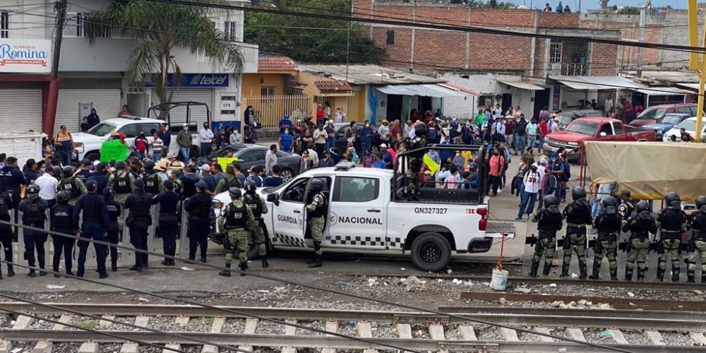 Policías Y Maestros De La Cnte Se Enfrentan En Uruapan Michoacán 5809