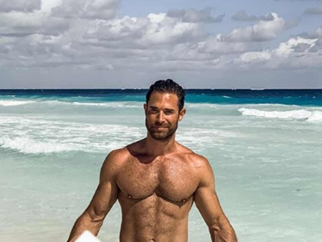 Sebastián Rulli sube otra foto desnudo en la playa y es por una buena causa