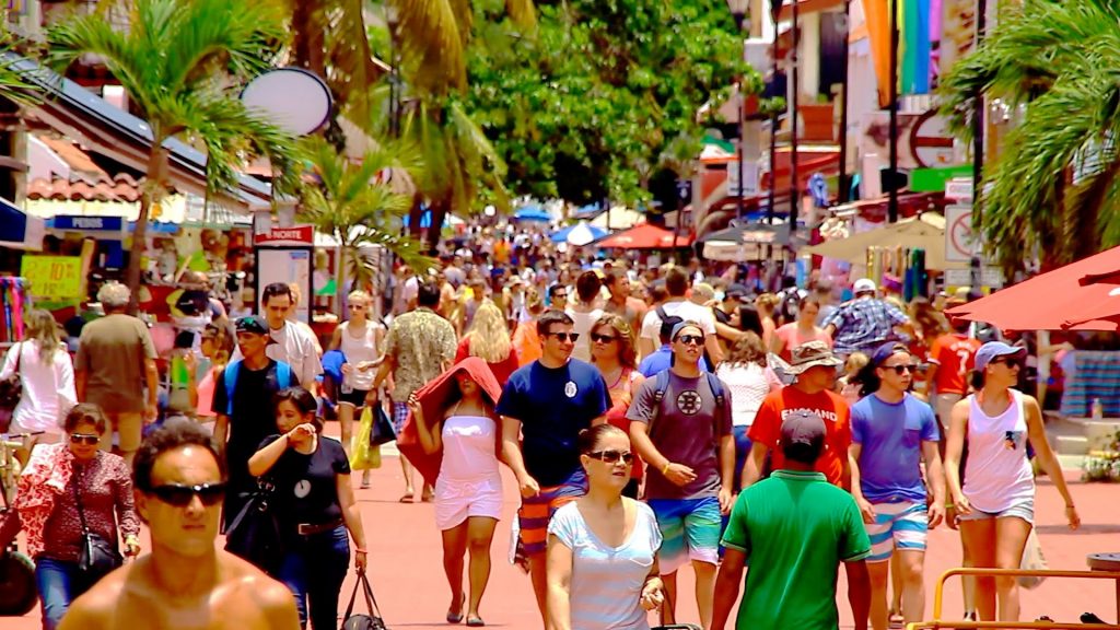 Turistas mexicanos gastan casi el triple que los extranjeros en verano